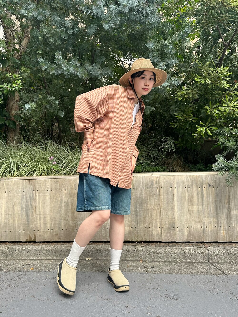 ベージュ系のスリッポン、ベージュ系のハットを着用したレディースの夏コーディネートの3枚目の写真