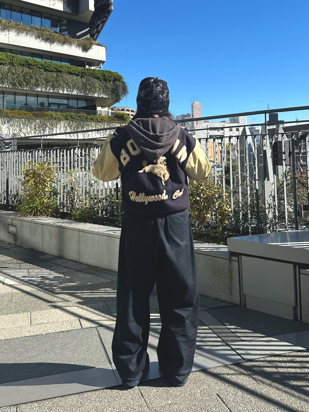 「冬アウター、スタジャン、古着MIX、古着、ユニクロ、スラックス、ジャガード、ビーニー、カジュアルコーデ、メンズライク、骨格ストレート、帽子、おでかけコーデ、スニーカー、秋冬コーデ」｜「OVERRIDEのOVERRIDE  MARBLE JACQURED BEANIE / オーバーライド（ニットキャップ/ビーニー、ブラック系）」を使った、mahhiiさん（骨格ストレート・レディース・162cm）の秋コーディネートの3枚目の写真