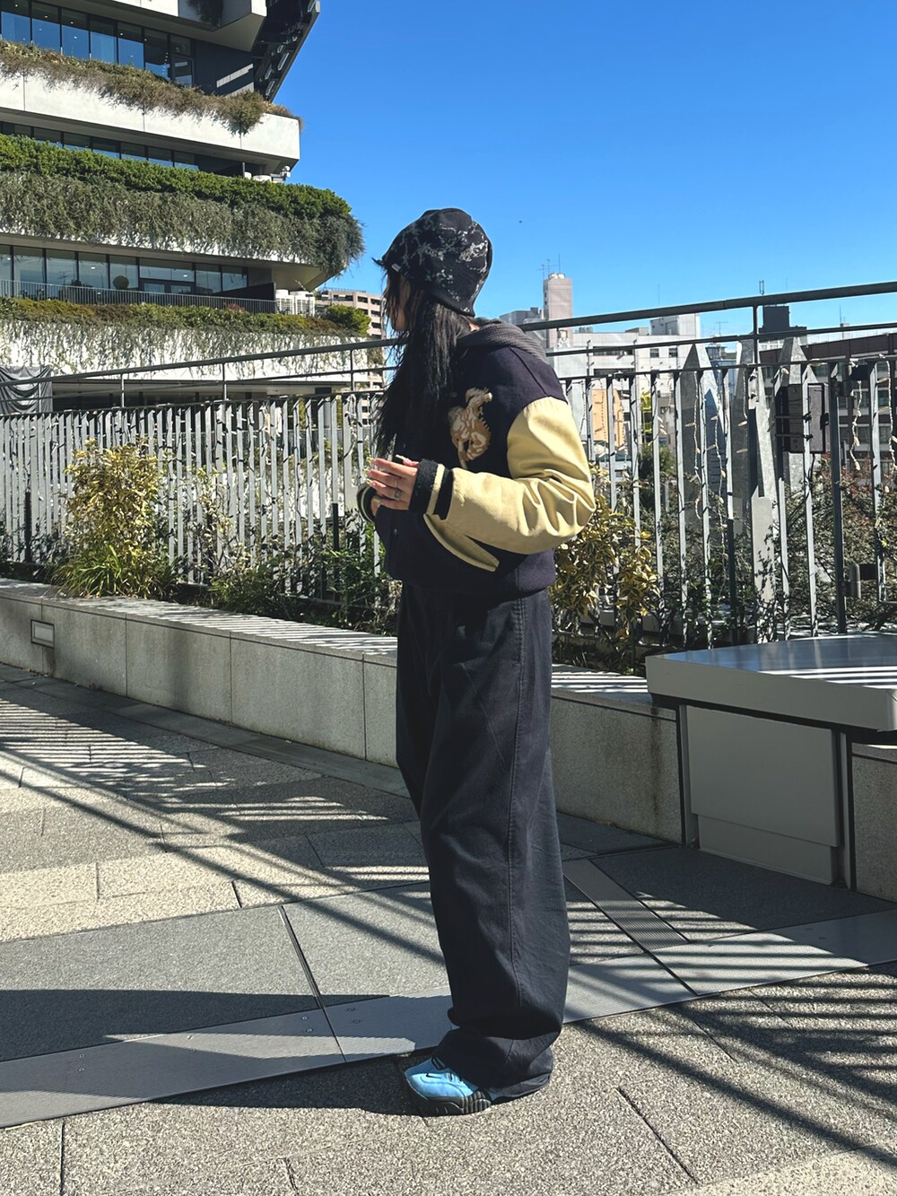 「冬アウター、スタジャン、古着MIX、古着、ユニクロ、スラックス、ジャガード、ビーニー、カジュアルコーデ、メンズライク、骨格ストレート、帽子、おでかけコーデ、スニーカー、秋冬コーデ」｜「OVERRIDEのOVERRIDE  MARBLE JACQURED BEANIE / オーバーライド（ニットキャップ/ビーニー、ブラック系）」を使った、mahhiiさん（骨格ストレート・レディース・162cm）の秋コーディネートの2枚目の写真