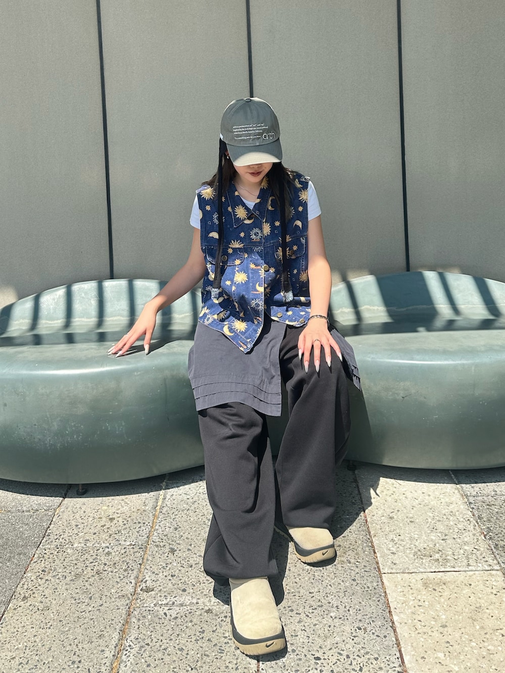 ブラック系のスウェットパンツ、ブラック系のスカート、ベージュ系のスリッポンを着用したレディースの夏コーディネートの2枚目の写真