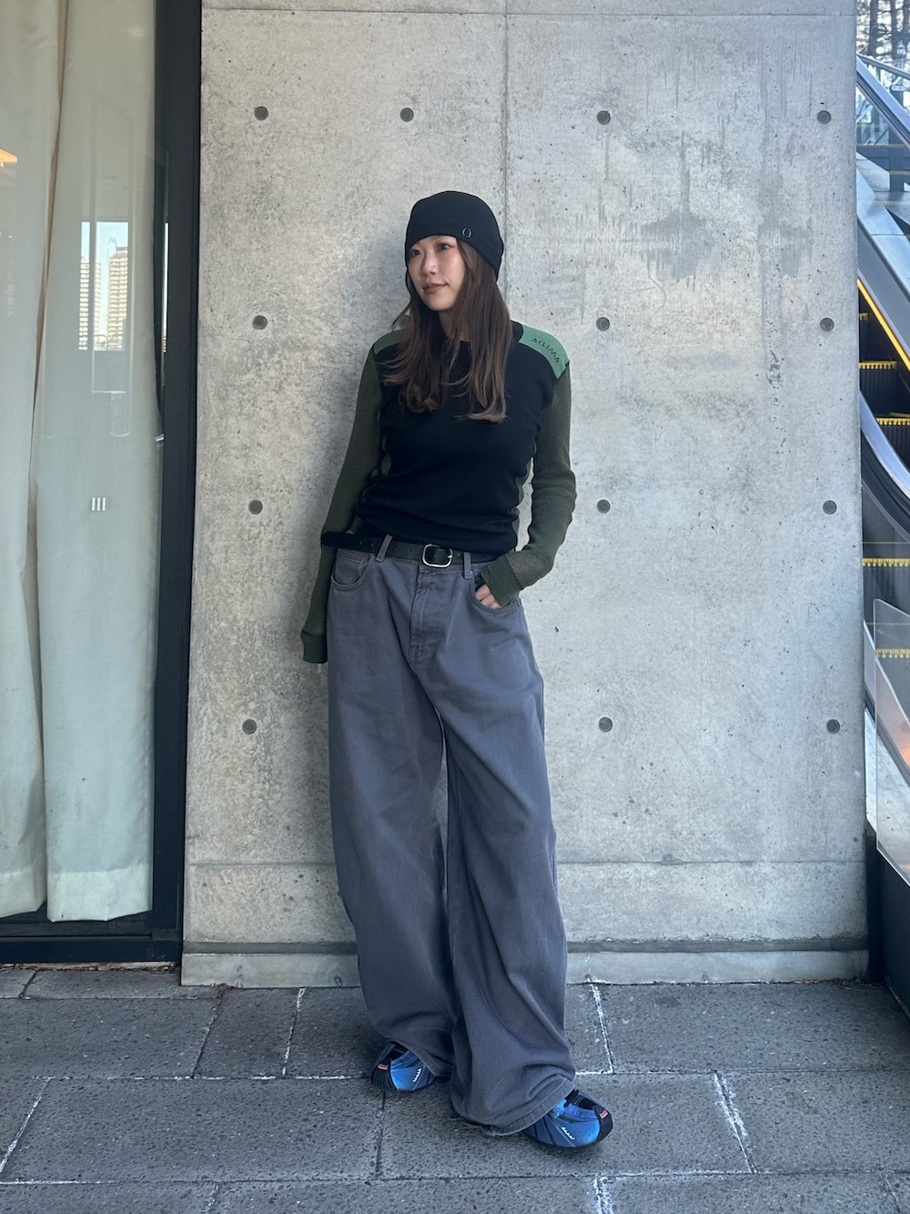 ブラック系のニットキャップ/ビーニーを着用したレディースの冬コーディネートの3枚目の写真