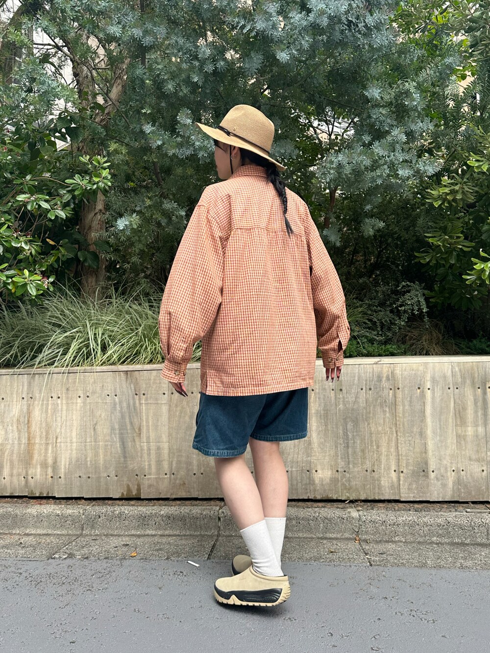 ベージュ系のスリッポン、ベージュ系のハットを着用したレディースの夏コーディネートの2枚目の写真