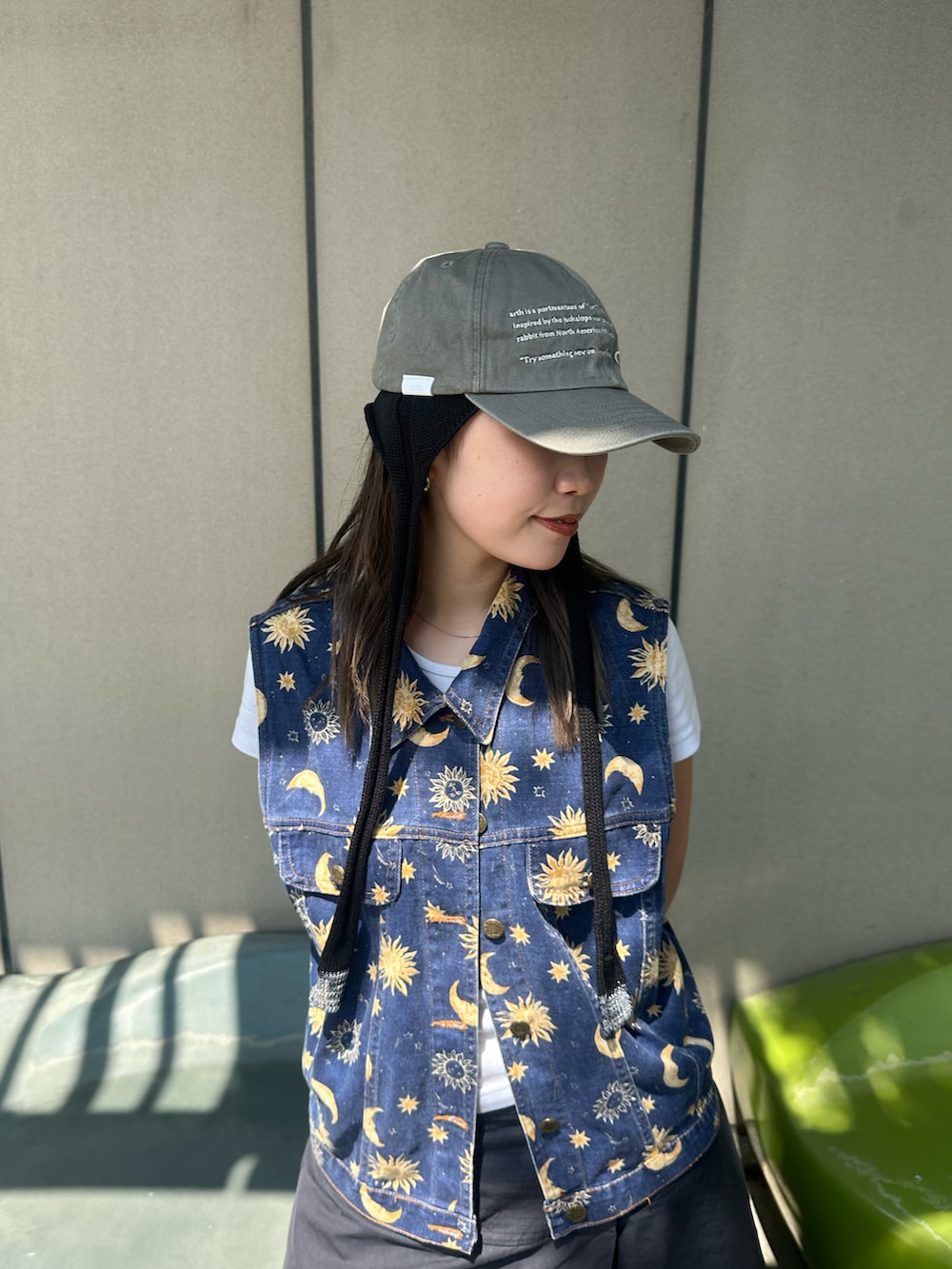 ブラック系のスウェットパンツ、ブラック系のスカート、ベージュ系のスリッポンを着用したレディースの夏コーディネートの3枚目の写真