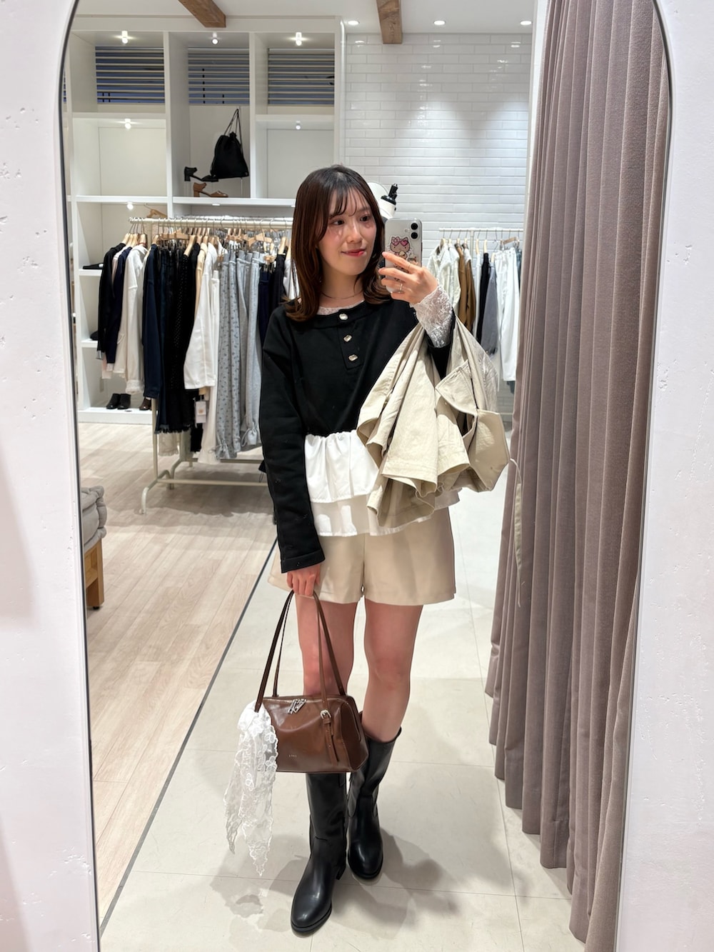 ホワイト系のトレンチコート、ホワイト系のその他パンツ、イエロー系のボストンバッグを着用したレディースの春コーディネートの2枚目の写真