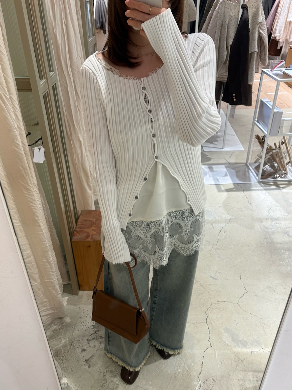 ホワイト系のシャツ/ブラウス、ブルー系のデニムパンツ、イエロー系のショルダーバッグを着用したレディースの冬コーディネートの4枚目の写真