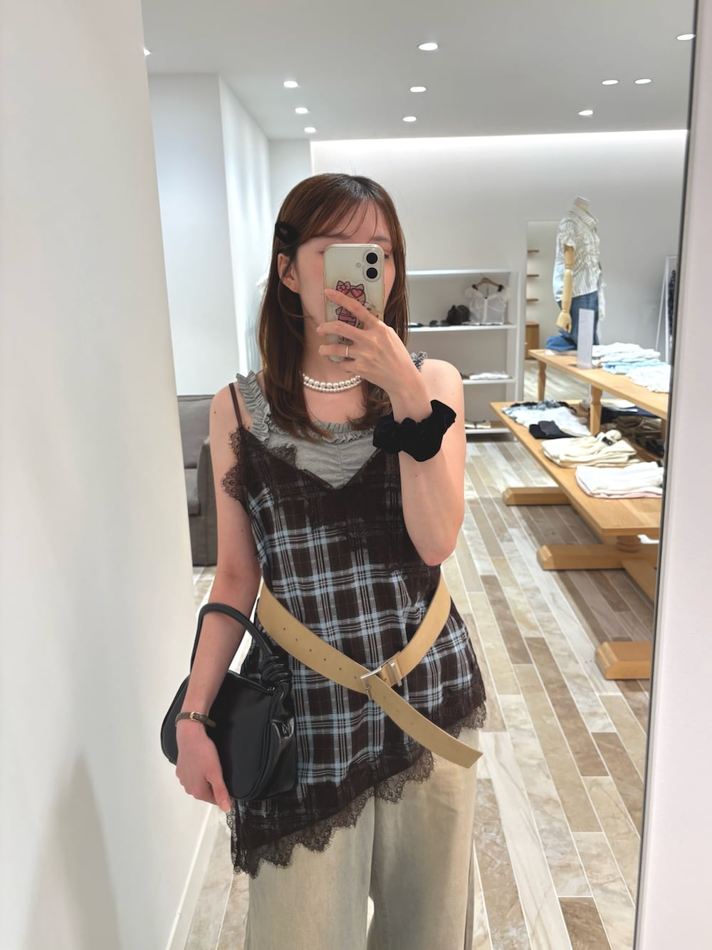 ブラウン系のシャツ/ブラウス、グレー系のキャミソール、ブラック系のその他シューズを着用したレディースの秋コーディネートの4枚目の写真
