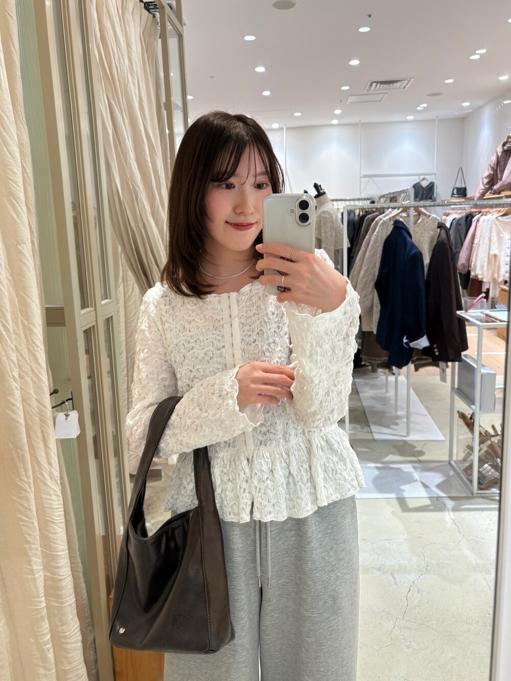 グレー系のスウェットパンツ、ブラウン系のパンプス、グレー系のキャミソールを着用したレディースの冬コーディネートの2枚目の写真