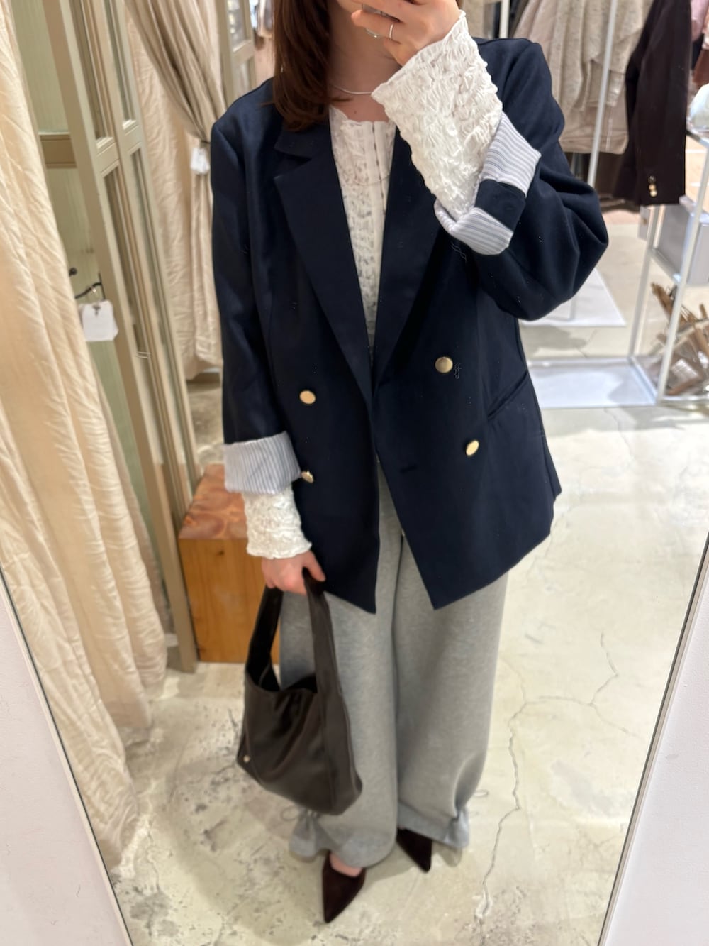 グレー系のスウェットパンツ、ブラウン系のパンプス、グレー系のキャミソールを着用したレディースの冬コーディネートの4枚目の写真