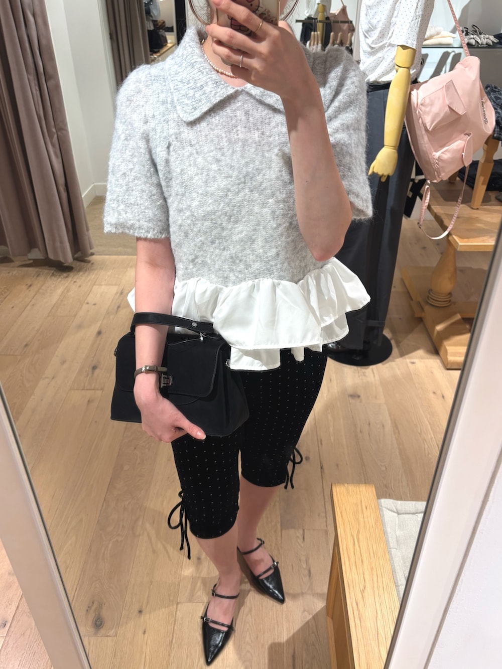 ブラック系のその他パンツ、ブラック系のトートバッグ、ブラック系のその他シューズを着用したレディースの秋コーディネートの3枚目の写真
