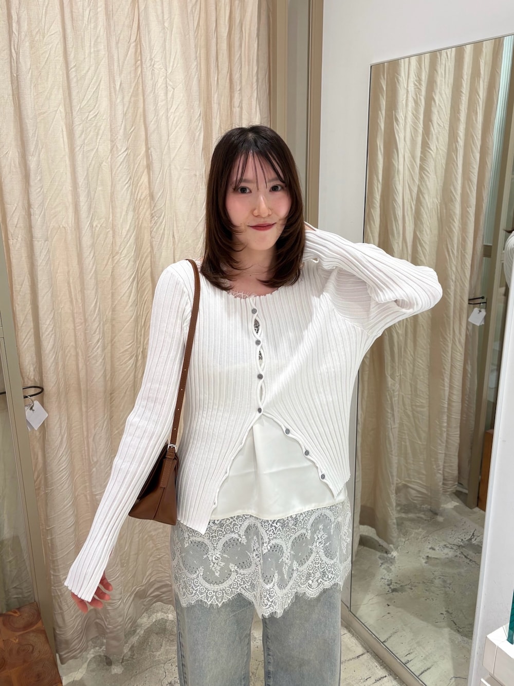 ホワイト系のシャツ/ブラウス、ブルー系のデニムパンツ、イエロー系のショルダーバッグを着用したレディースの冬コーディネートの3枚目の写真