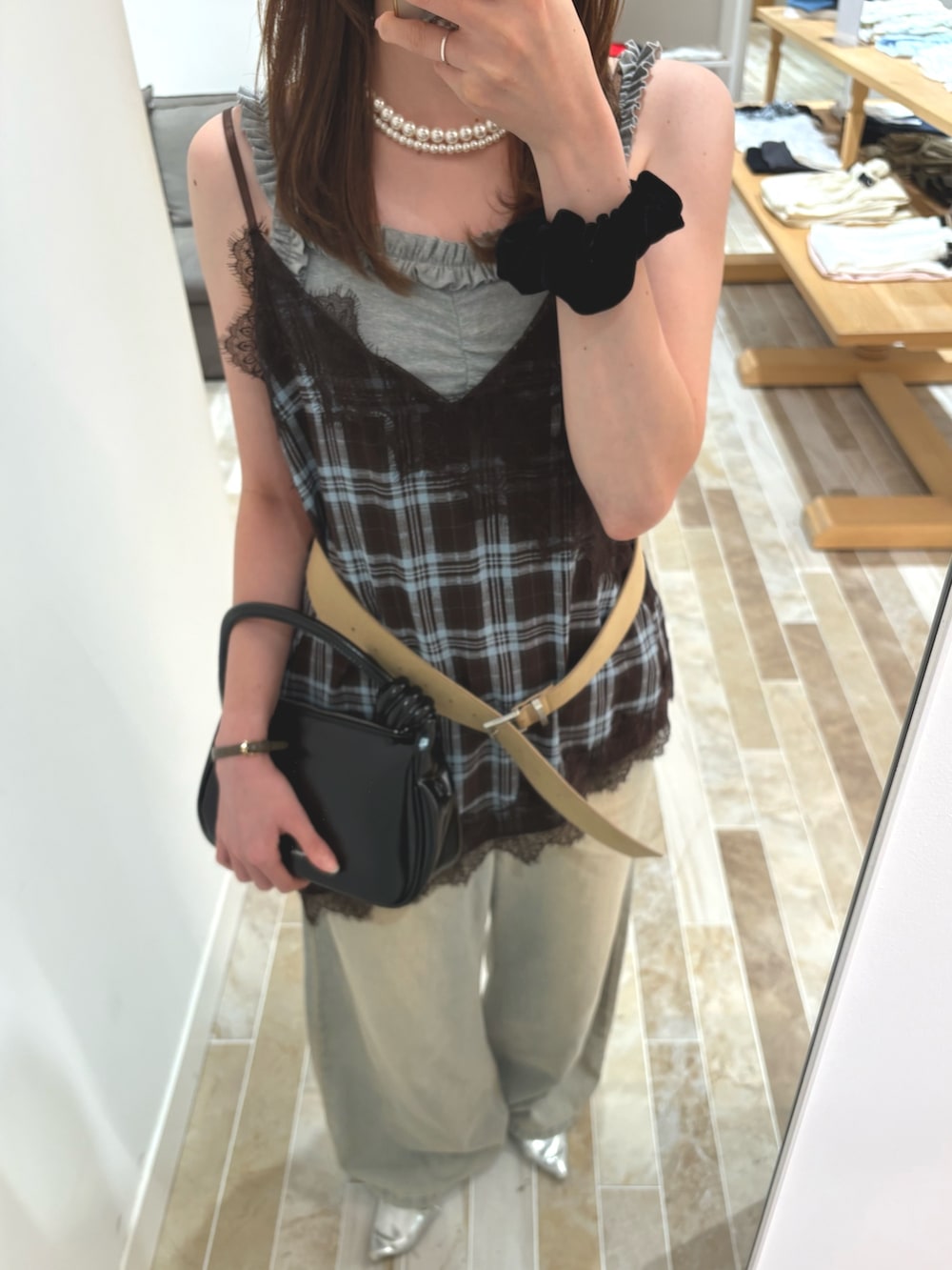 ブラウン系のシャツ/ブラウス、グレー系のキャミソール、ブラック系のその他シューズを着用したレディースの秋コーディネートの3枚目の写真