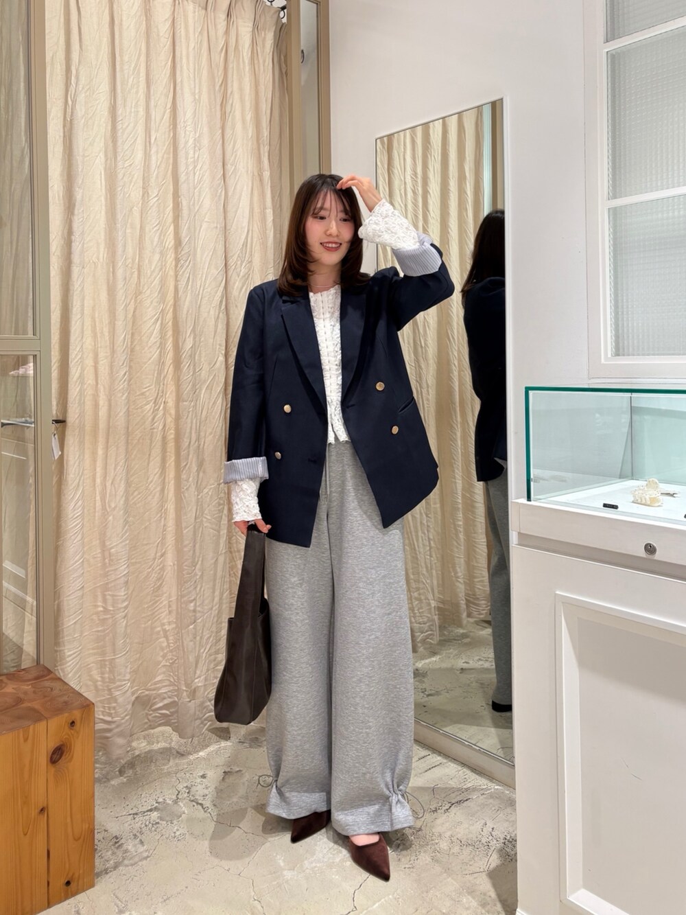 グレー系のスウェットパンツ、ブラウン系のパンプス、グレー系のキャミソールを着用したレディースの冬コーディネートの3枚目の写真