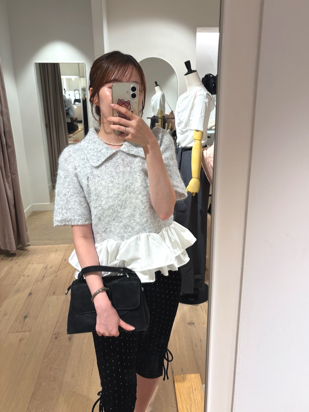 ブラック系のその他パンツ、ブラック系のトートバッグ、ブラック系のその他シューズを着用したレディースの秋コーディネートの2枚目の写真