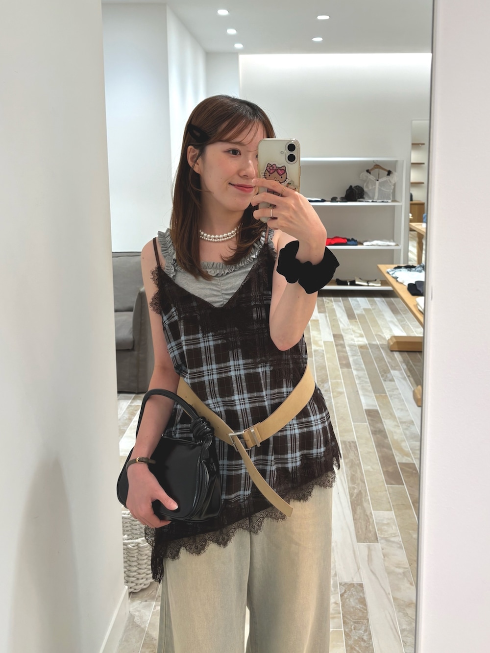 ブラウン系のシャツ/ブラウス、グレー系のキャミソール、ブラック系のその他シューズを着用したレディースの秋コーディネートの2枚目の写真