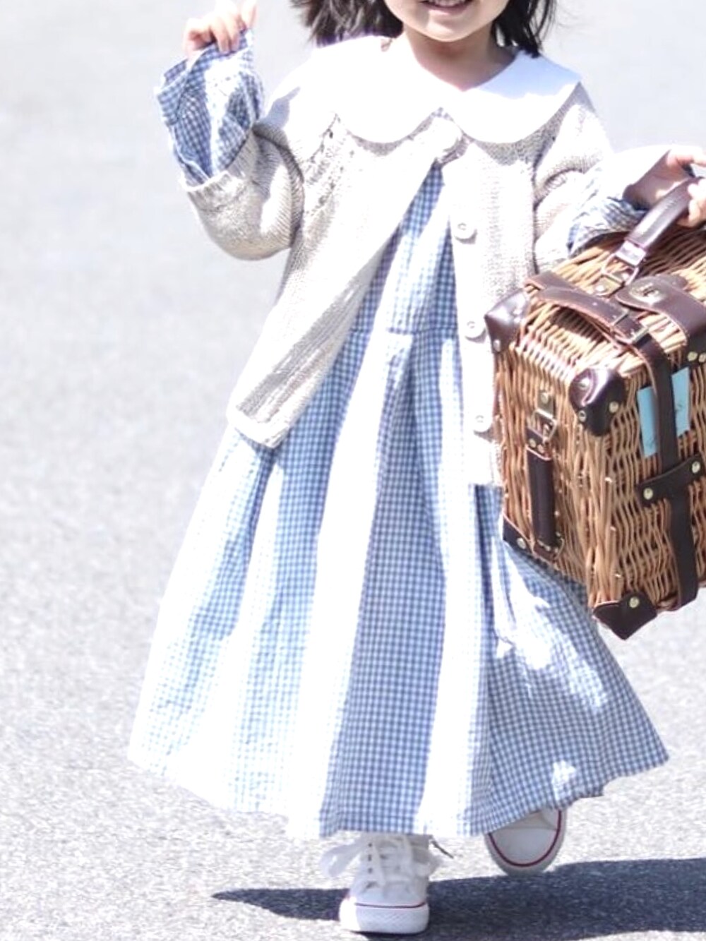 「おきにいりワンピース、おんなのこコーデ、小学生女子、鈴たんootd、今年でサイズアウトかなぁ」｜「GUのアイテム（カーディガン/ボレロ、ブルー系）」を使った、鈴たんさん（キッズ・110cm）の秋コーディネートの2枚目の写真