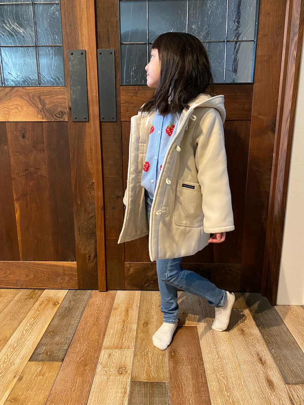 「未来のWEARISTAプロジェクト、カジュアルコーデ、キッズファッション、鈴たんootd、デニム、いちご、小学生女子、女の子コーデ」｜「BRANSHESの【プレミアムストレッチ】デニムパンツ ユニセックス スキニー（デニムパンツ、ブルー系）」を使った、鈴たんさん（キッズ・110cm）の秋コーディネートの2枚目の写真