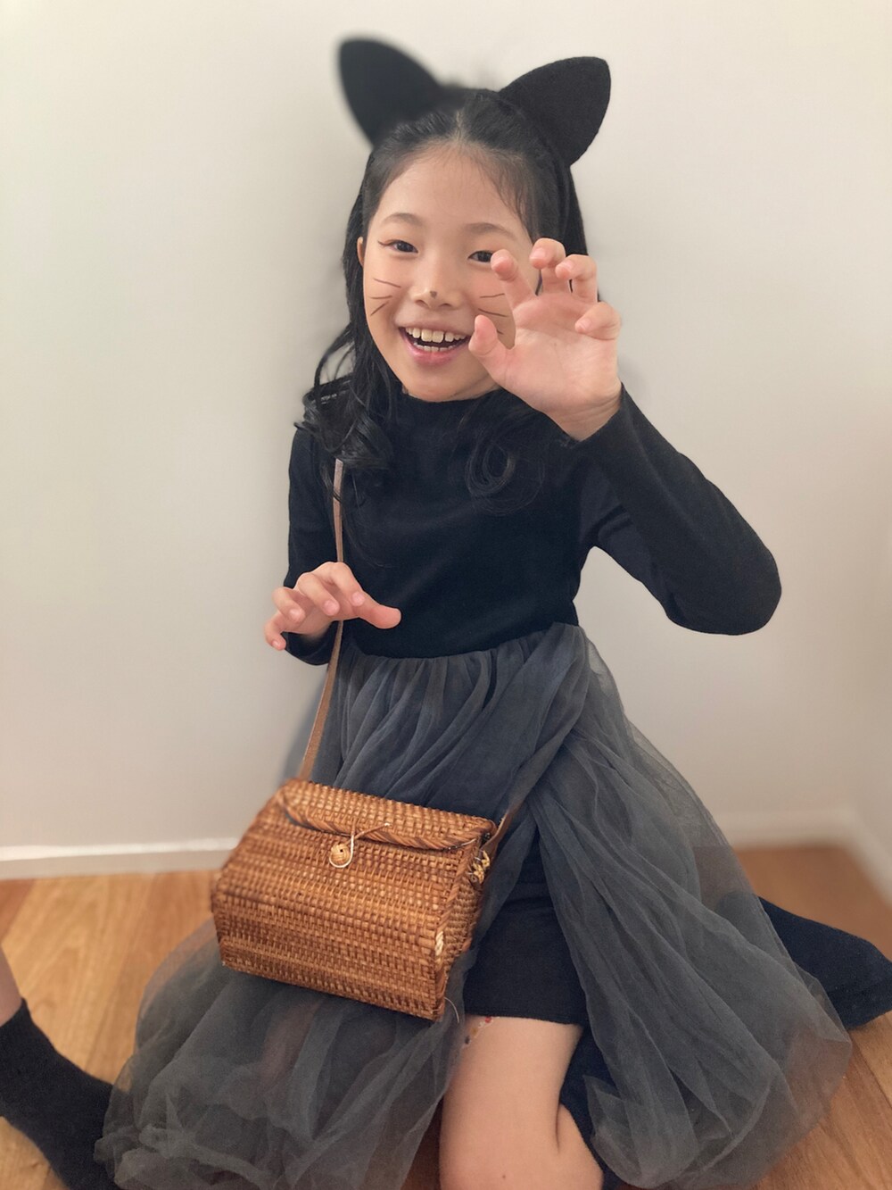 ブラウン系のショルダーバッグを着用したレディースの秋コーディネートの3枚目の写真