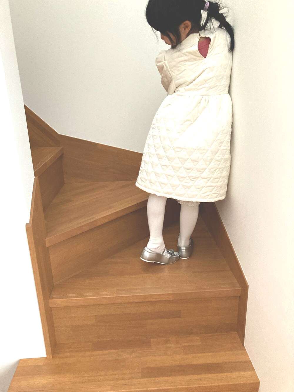 ホワイト系のシャツ/ブラウスを着用したレディースの春コーディネートの3枚目の写真