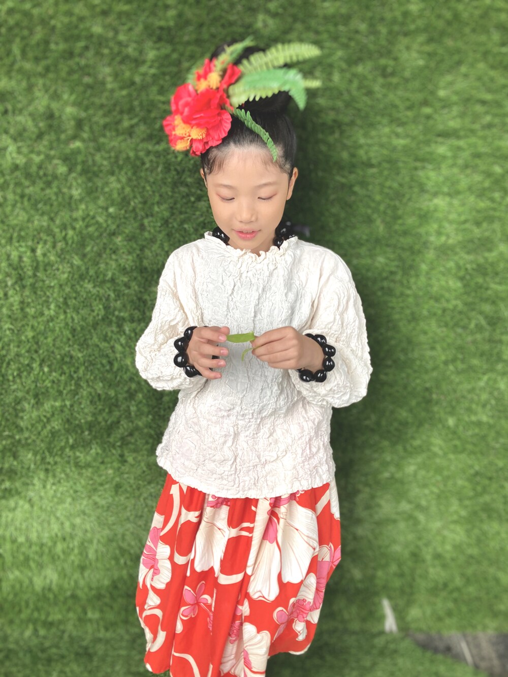 ブルー系のデニムスカート、ホワイト系のサンダルを着用したレディースの秋コーディネートの4枚目の写真