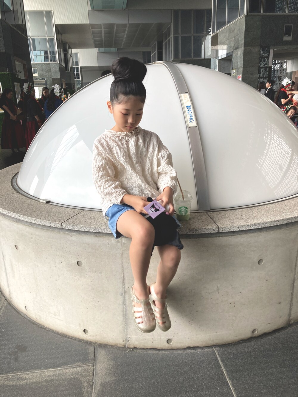 ブルー系のデニムスカート、ホワイト系のサンダルを着用したレディースの秋コーディネートの2枚目の写真