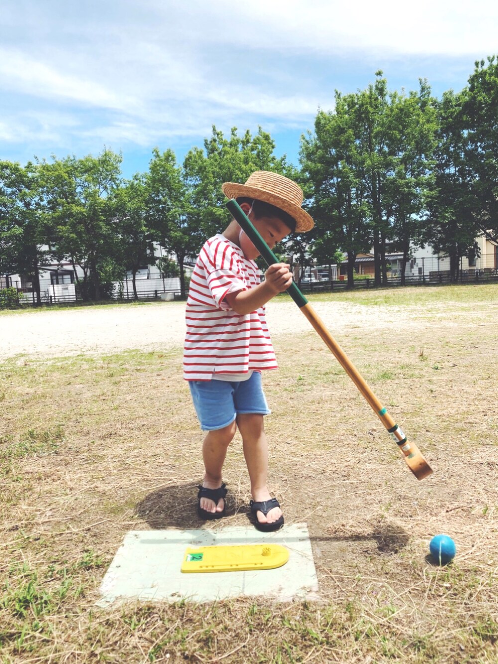 レッド系のTシャツ/カットソー、ブルー系のスウェットパンツを着用したレディースの夏コーディネートの2枚目の写真