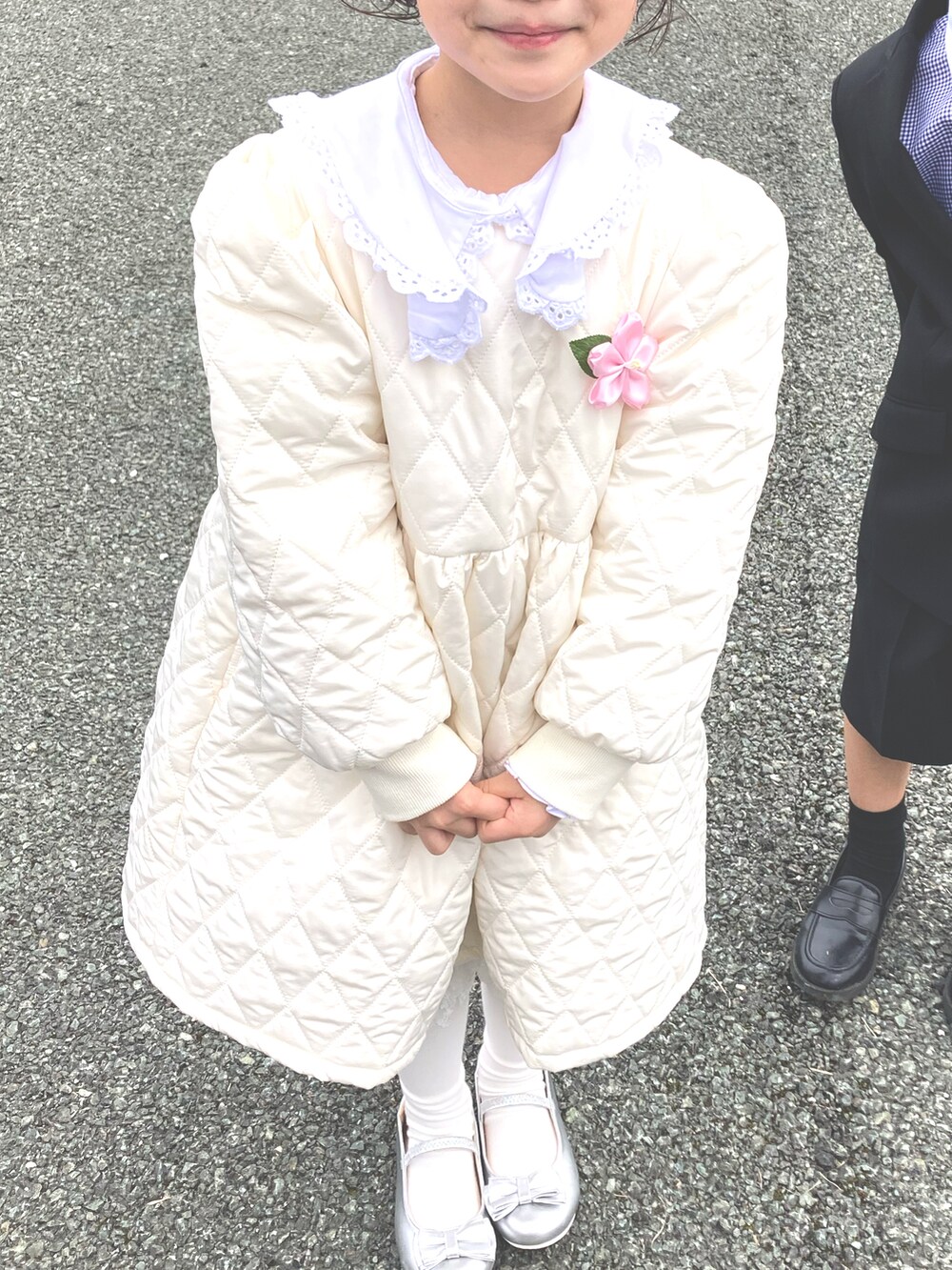 ホワイト系のシャツ/ブラウスを着用したレディースの春コーディネートの2枚目の写真