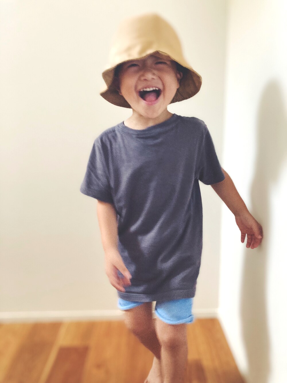 ブルー系のスウェットパンツを着用したレディースの夏コーディネートの4枚目の写真