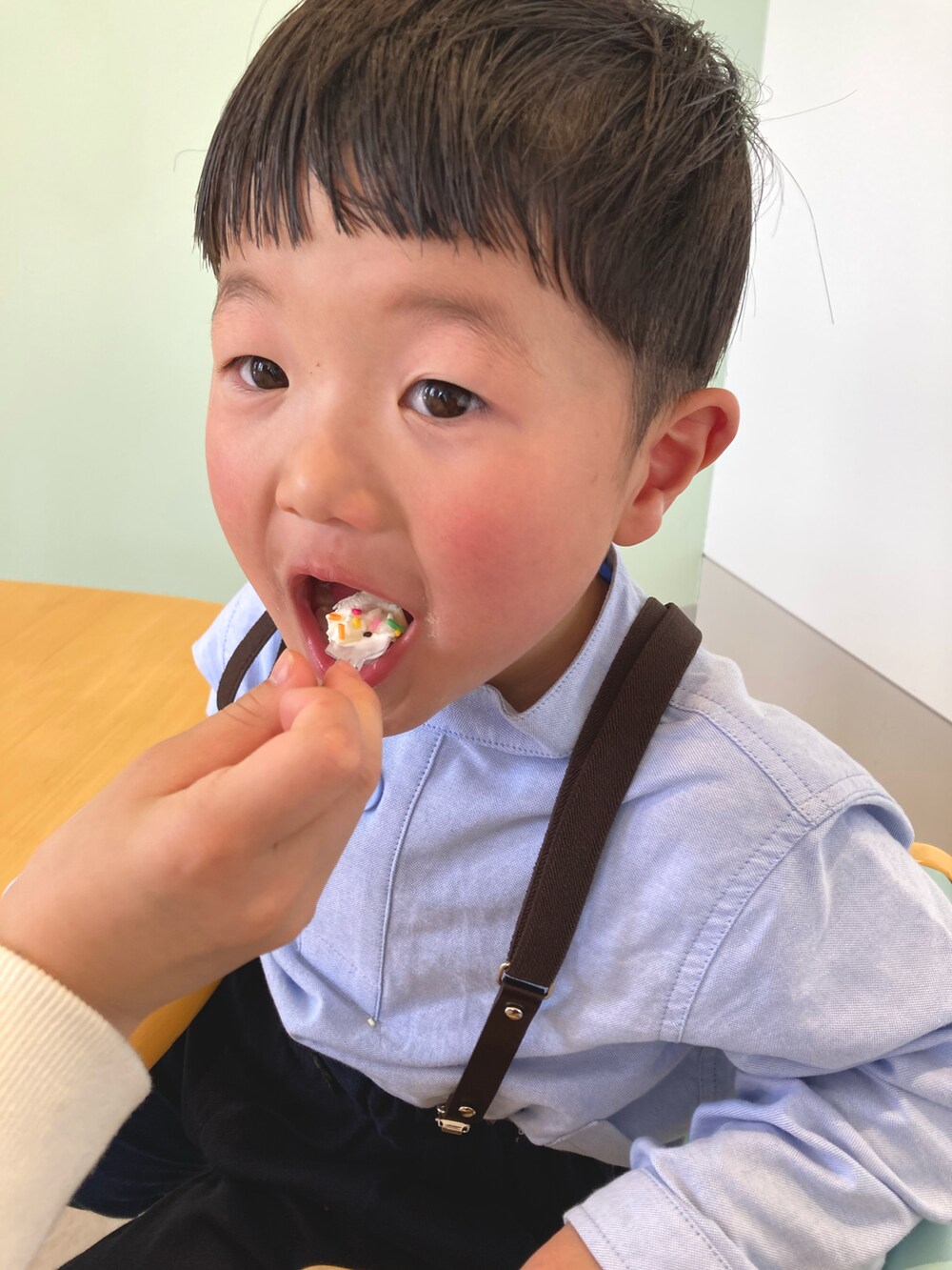 ブルー系のシャツ/ブラウスを着用したレディースの春コーディネートの4枚目の写真