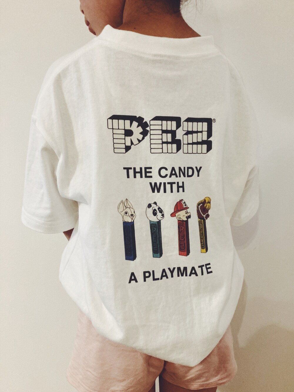 ホワイト系のTシャツ/カットソーを着用したレディースの夏コーディネートの2枚目の写真