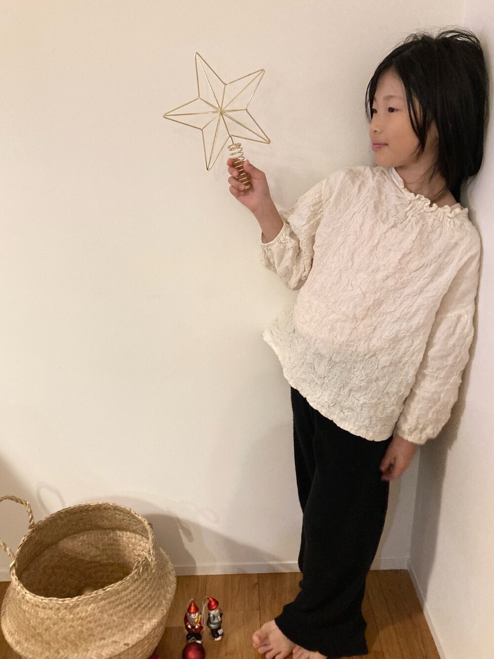 ブラック系のその他パンツ、ホワイト系のトップス、レッド系の雑貨/ホビーを着用したレディースの秋コーディネートの2枚目の写真