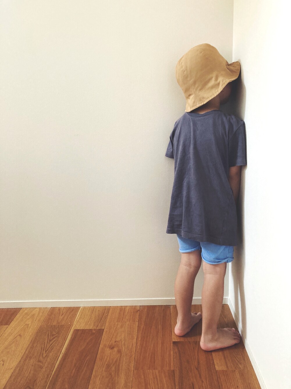 ブルー系のスウェットパンツを着用したレディースの夏コーディネートの3枚目の写真