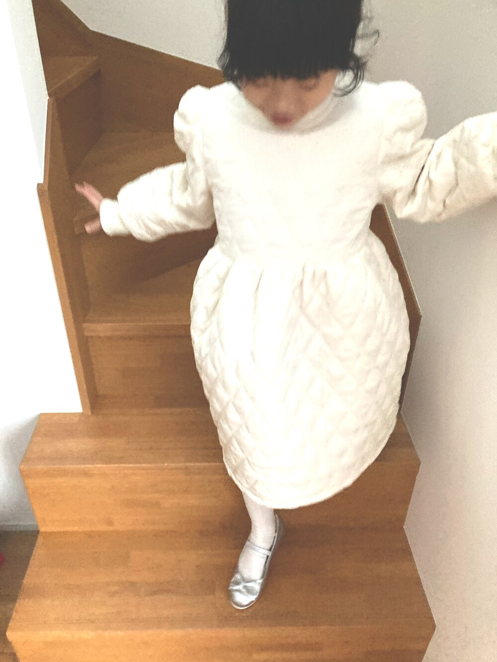 ホワイト系のシャツ/ブラウスを着用したレディースの春コーディネートの5枚目の写真