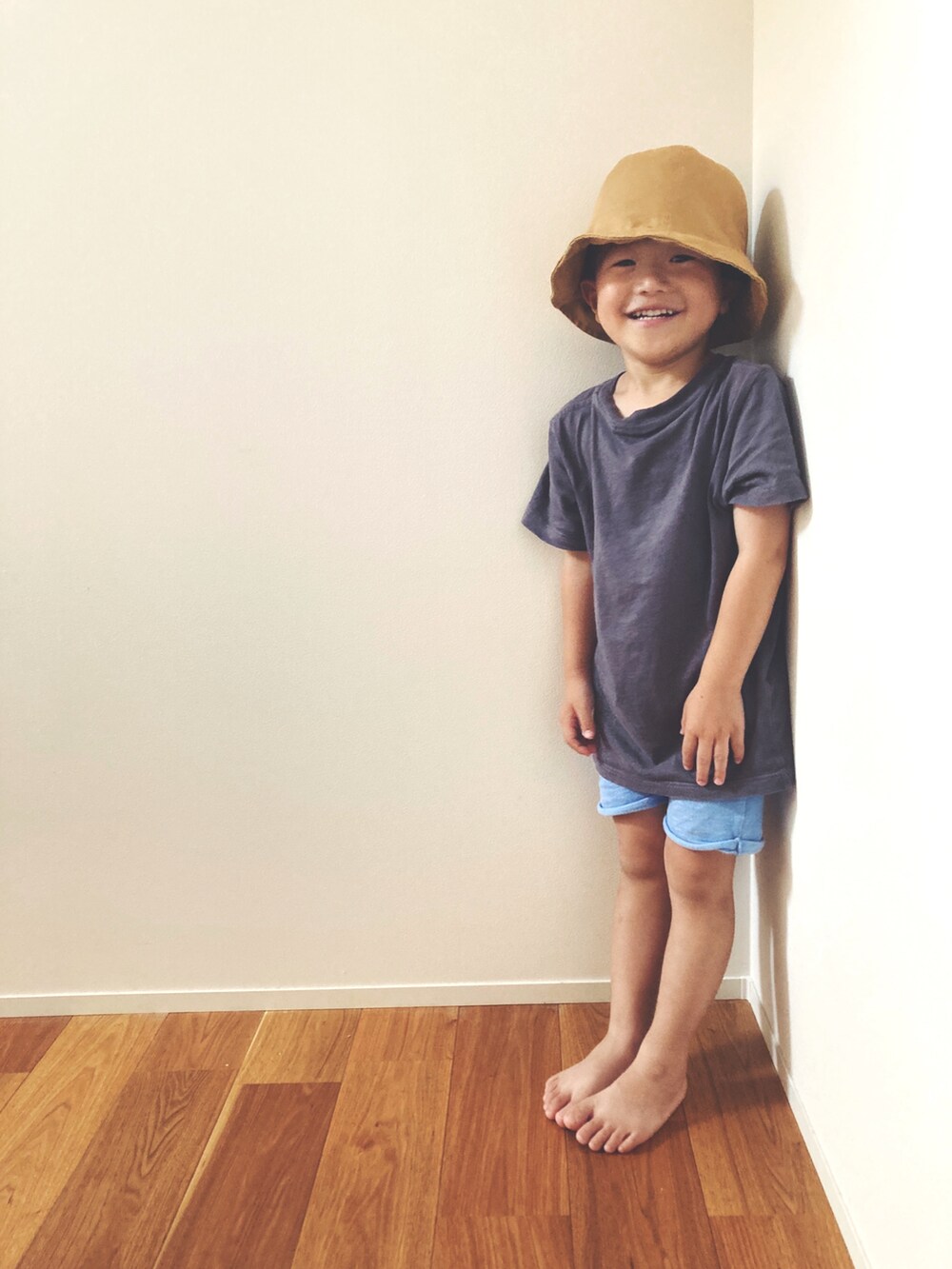 ブルー系のスウェットパンツを着用したレディースの夏コーディネートの2枚目の写真