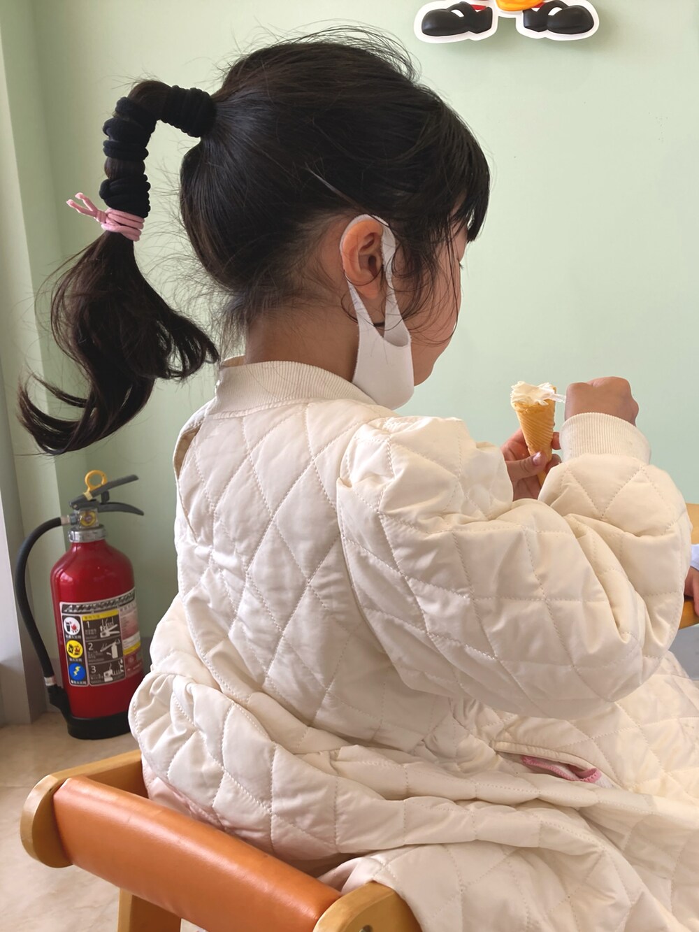 ブルー系のシャツ/ブラウスを着用したレディースの春コーディネートの5枚目の写真