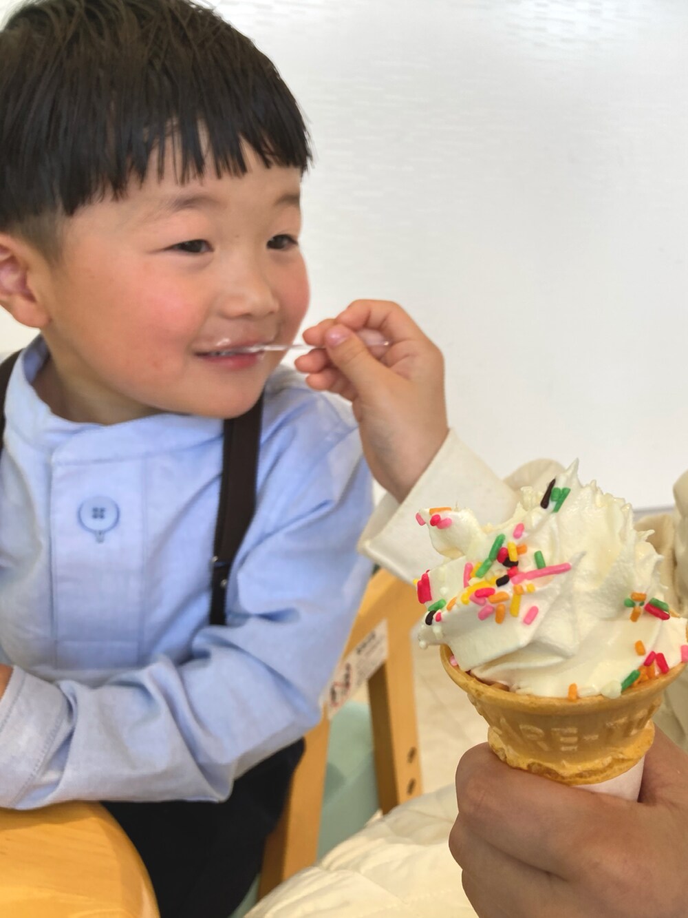 ブルー系のシャツ/ブラウスを着用したレディースの春コーディネートの3枚目の写真