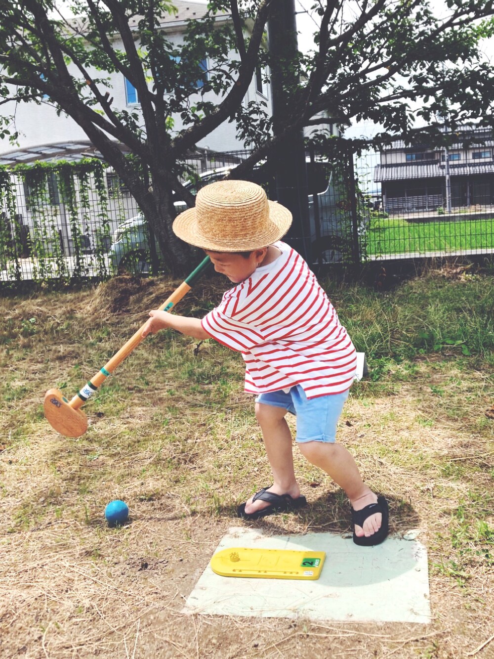 レッド系のTシャツ/カットソー、ブルー系のスウェットパンツを着用したレディースの夏コーディネートの3枚目の写真