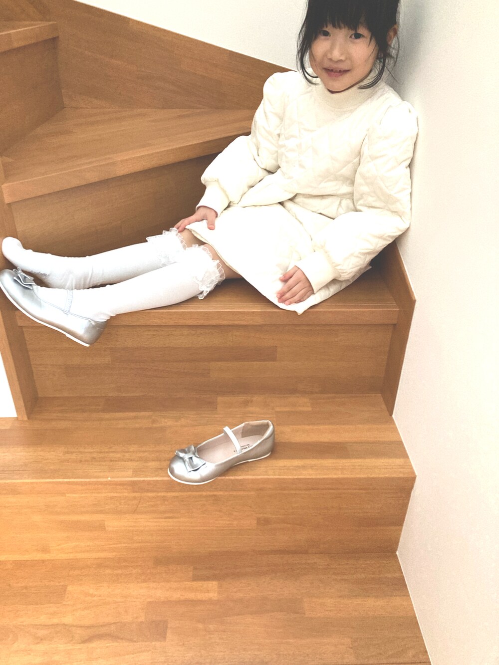 ホワイト系のシャツ/ブラウスを着用したレディースの春コーディネートの4枚目の写真