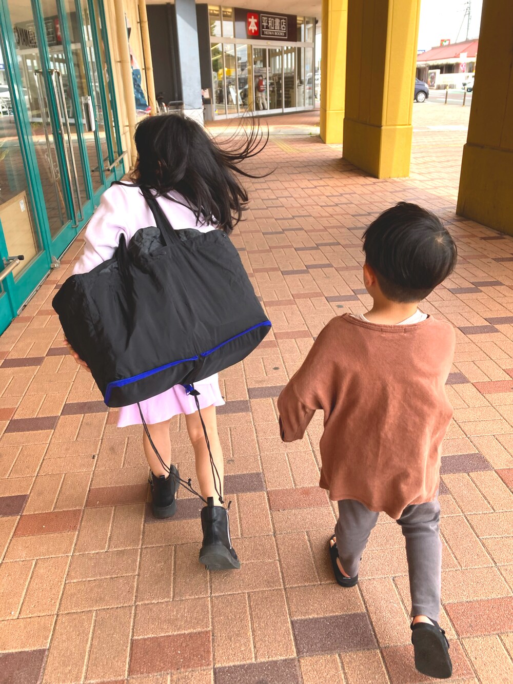 ブラック系のブーツを着用したレディースの春コーディネートの3枚目の写真