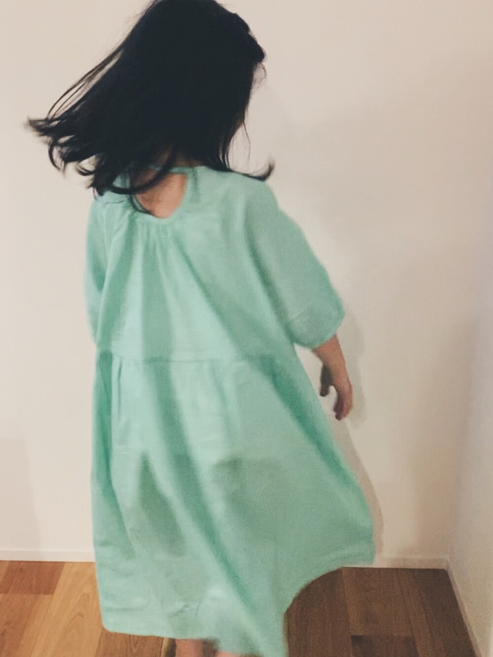 グリーン系のワンピースを着用したレディースの夏コーディネートの2枚目の写真