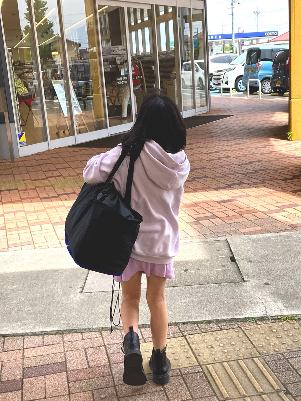 ブラック系のブーツを着用したレディースの春コーディネートの2枚目の写真