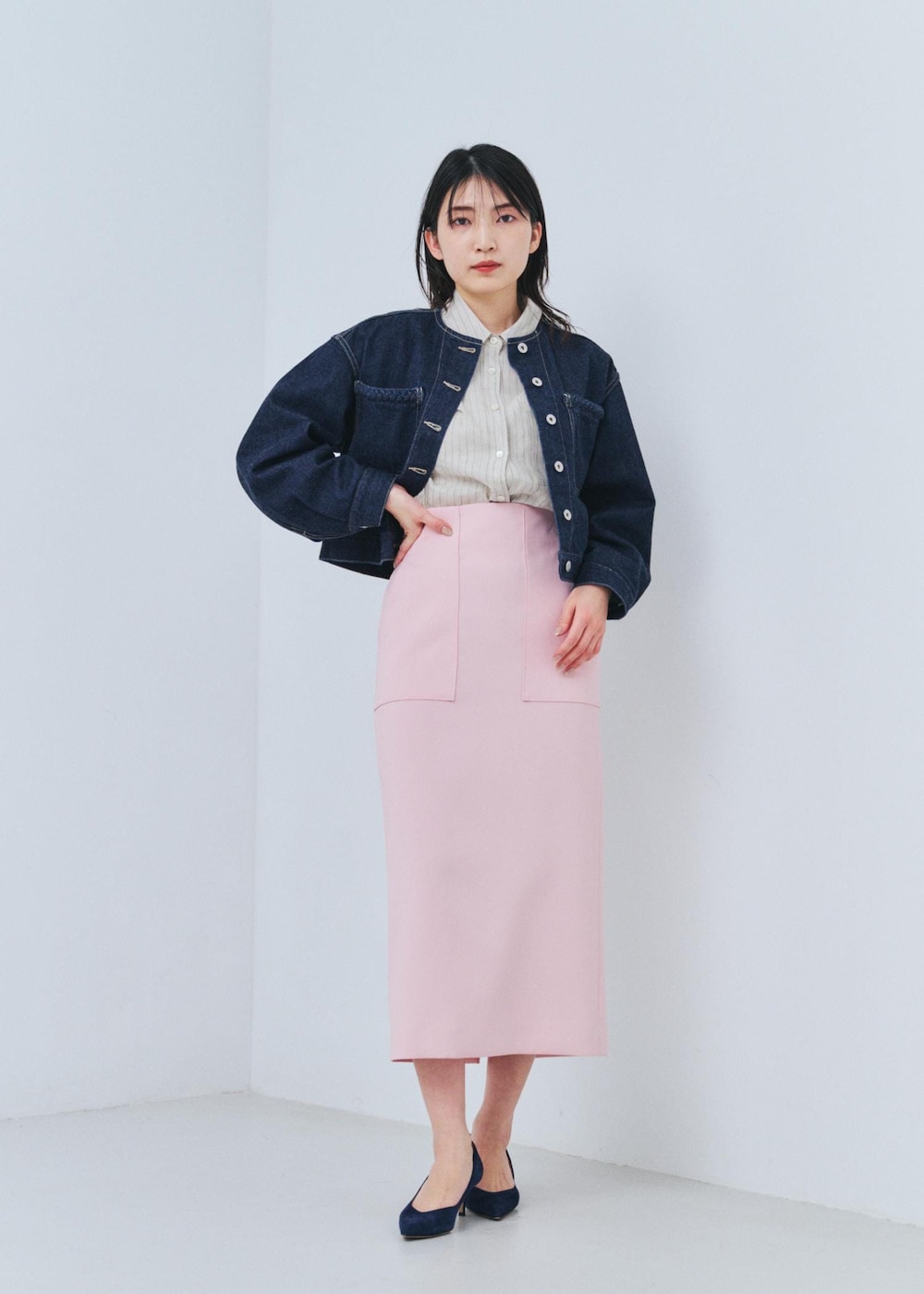 ピンク系のスカート、ブルー系のデニムジャケットを着用したレディースの冬コーディネートの6枚目の写真