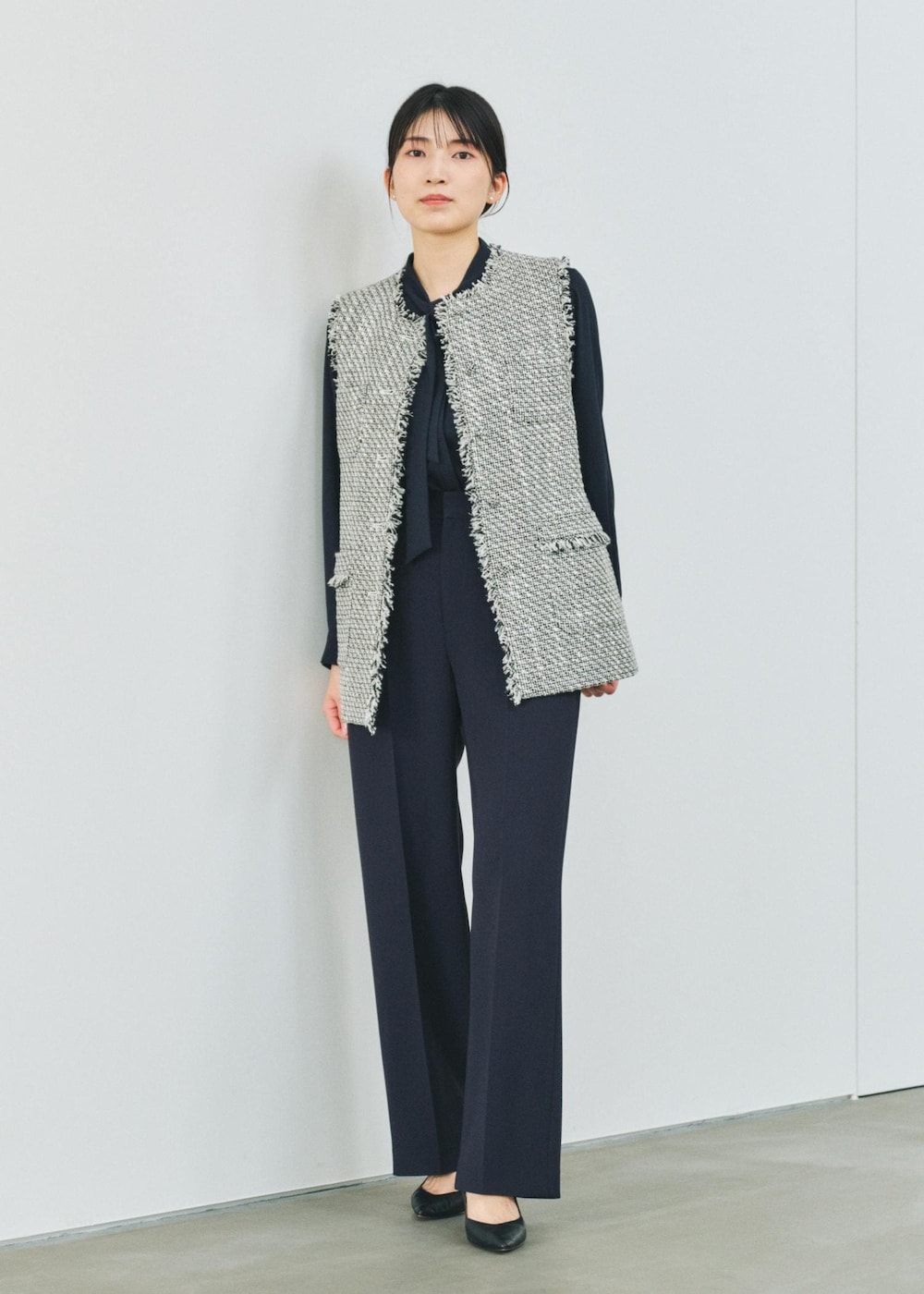 ブルー系のシャツ/ブラウス、ブルー系のその他パンツ、ブラック系のベストを着用したレディースの秋コーディネートの10枚目の写真