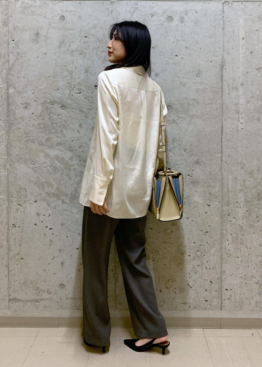 「ROPÉ、ÉPOR、W BAG、24SS春の新作、ブルベ、高身長、骨格ナチュラル、通勤、スーツ、セットアップ、オフィスカジュアル、きれいめカジュアル、お出かけ、大人カジュアル、きれいめ」｜「E'PORの【E'POR】W BAG Medium（ハンドバッグ、ベージュ系）」を使った、SAORIさん（レディース・164cm）の春コーディネートの3枚目の写真