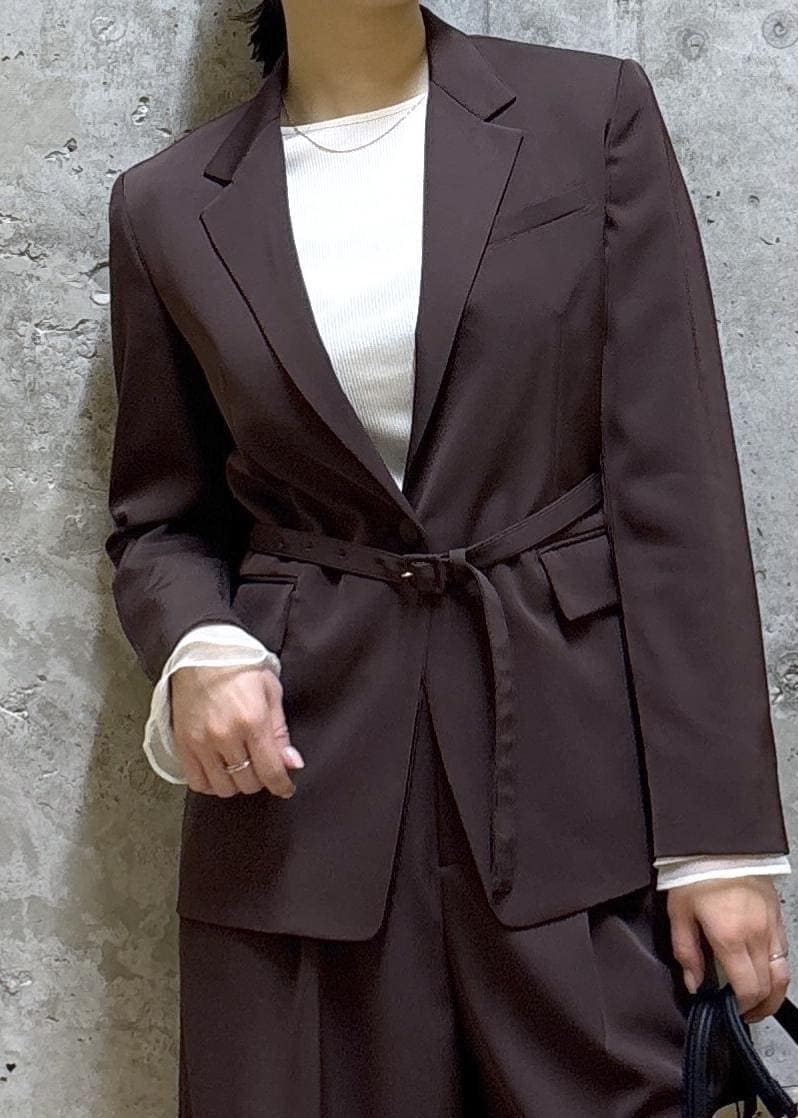 シルバー系のパンプス、ホワイト系のハンドバッグ、ブラウン系のテーラードジャケットを着用したレディースの春コーディネートの5枚目の写真