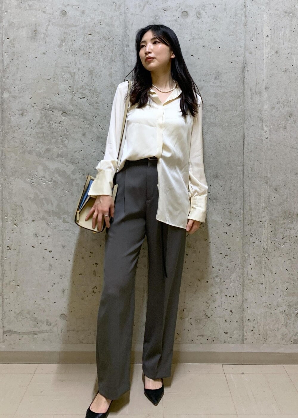 「ROPÉ、ÉPOR、W BAG、24SS春の新作、ブルベ、高身長、骨格ナチュラル、通勤、スーツ、セットアップ、オフィスカジュアル、きれいめカジュアル、お出かけ、大人カジュアル、きれいめ」｜「E'PORの【E'POR】W BAG Medium（ハンドバッグ、ベージュ系）」を使った、SAORIさん（レディース・164cm）の春コーディネートの5枚目の写真