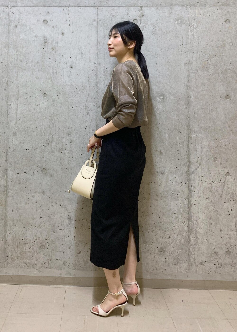 「ハンドバッグ、ワンハンドル、長袖、シアー、スカート、タイトスカート、ハイウエスト、ストラップ、ストラップサンダル、アンクルストラップ、ROPÉ、ミニバッグ、24SS夏の新作、ブルベ、高身長」｜「ROPE'の【雑誌掲載】Amelie Bag （アメリ バッグ）【一部店舗限定】（ショルダーバッグ、ホワイト系）」を使った、SAORIさん（レディース・164cm）の夏コーディネートの2枚目の写真