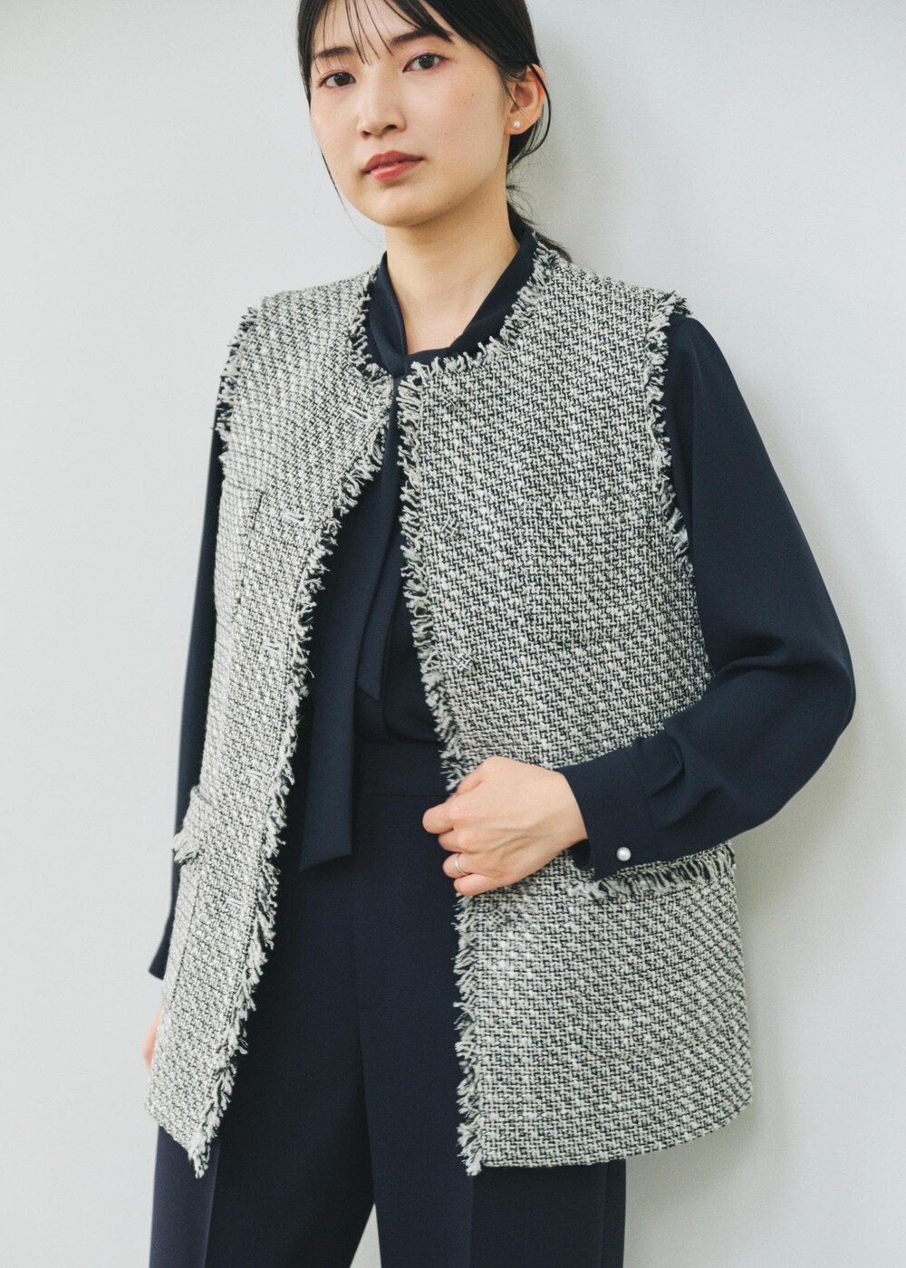 ブルー系のシャツ/ブラウス、ブルー系のその他パンツ、ブラック系のベストを着用したレディースの秋コーディネートの4枚目の写真