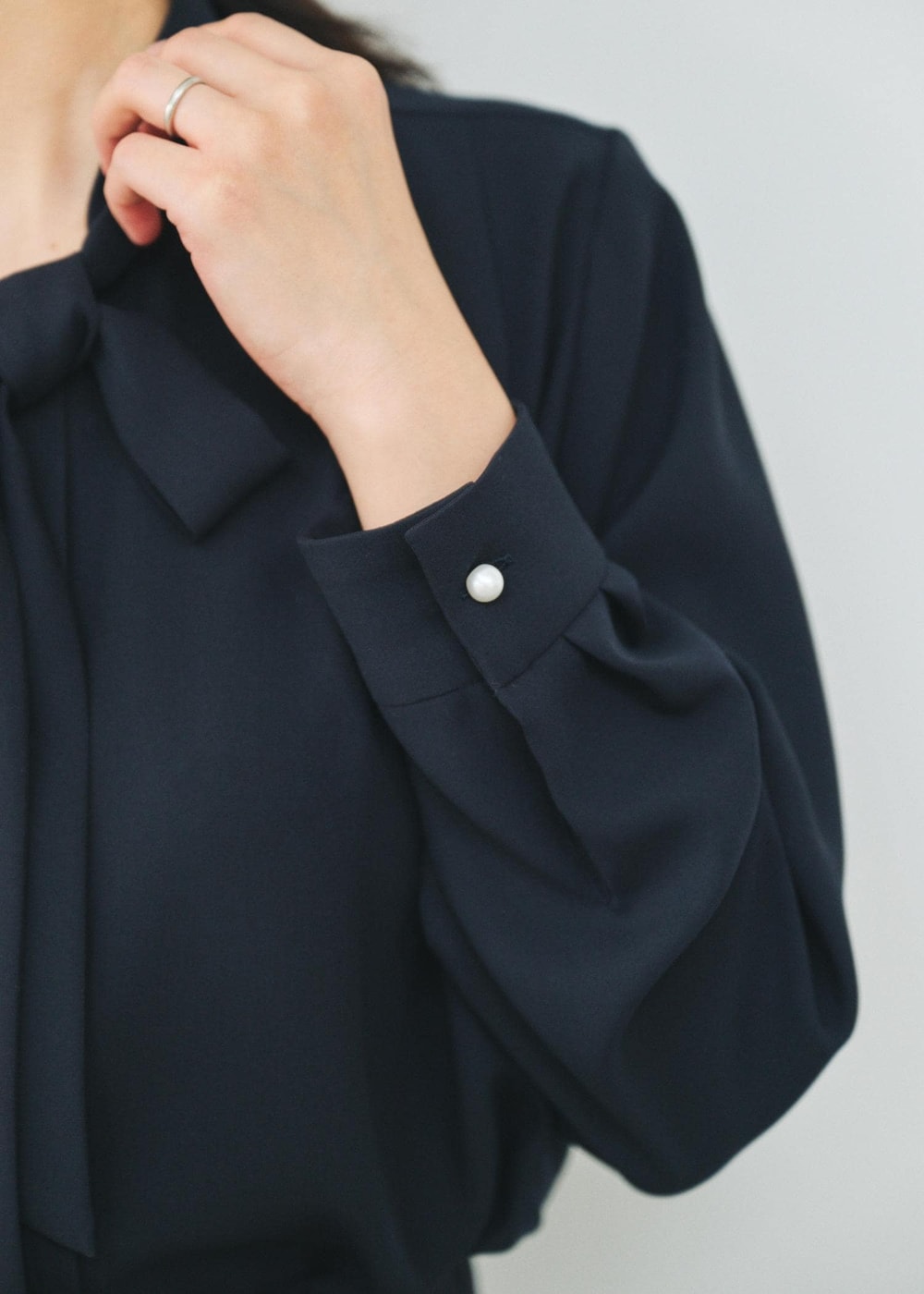 ブルー系のシャツ/ブラウス、ブルー系のその他パンツ、ブラック系のベストを着用したレディースの秋コーディネートの8枚目の写真