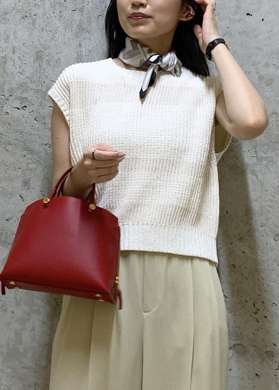 「ワイドパンツ、レッド、ミニ、ニット、ワイド、夏コーデ、初秋コーデ、秋コーデ、デートコーデ、お出かけコーデ、旅行コーデ、パンツスタイル、ワントーンコーデ、シンプルコーデ、きれいめコーデ」｜「ROPE'の【雑誌掲載】Ariel Sandal（アリエル サンダル）（サンダル、ホワイト系）」を使った、SAORIさん（レディース・164cm）の夏コーディネートの7枚目の写真