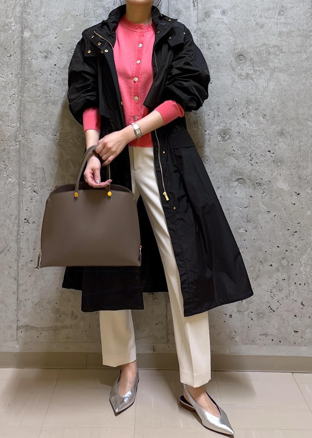 シルバー系のパンプス、ベージュ系のその他パンツ、ブラウン系のトートバッグを着用したレディースの冬コーディネートの2枚目の写真